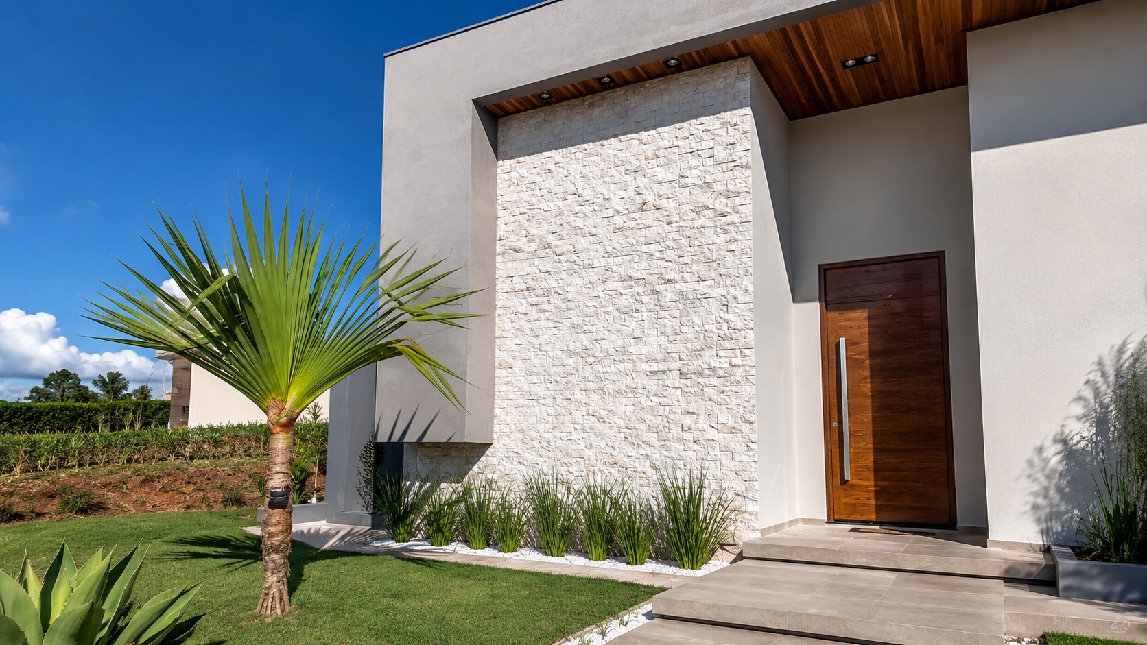 Fachada de residência de alto padrão revestida em travertino rockface