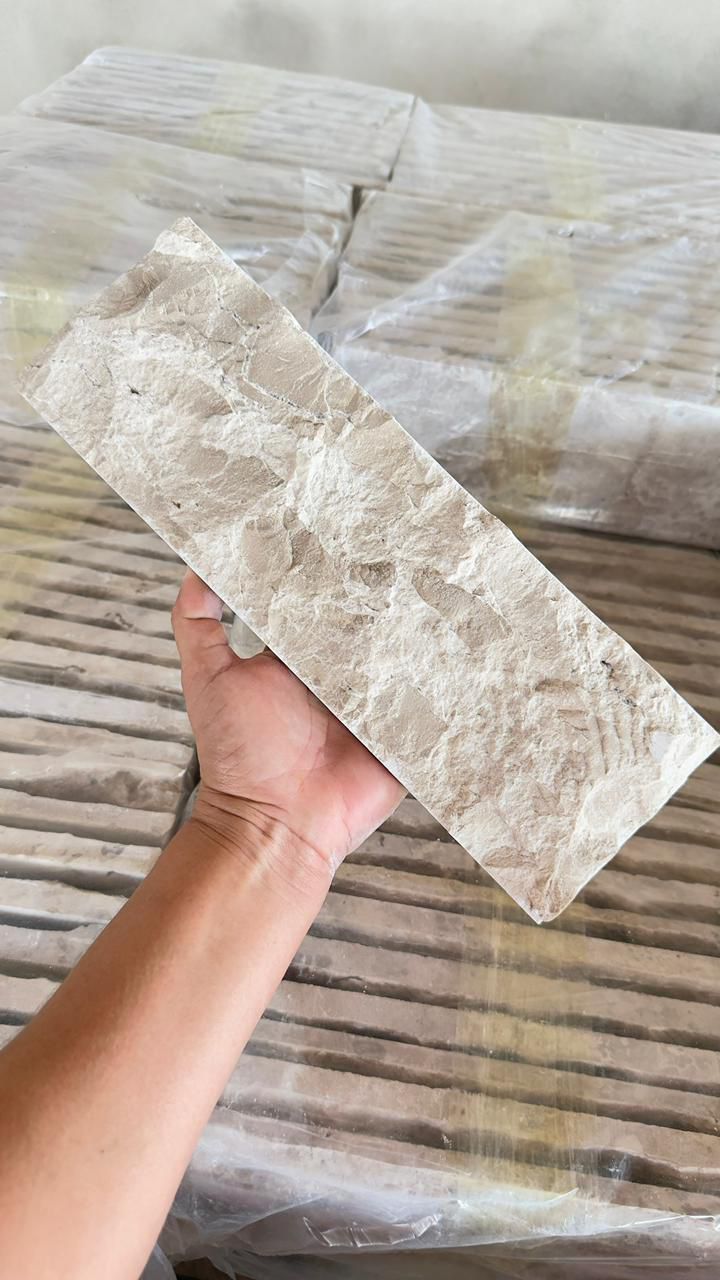 Peça de travertino rockface selecionada à mão no galpão da Bahia Stone